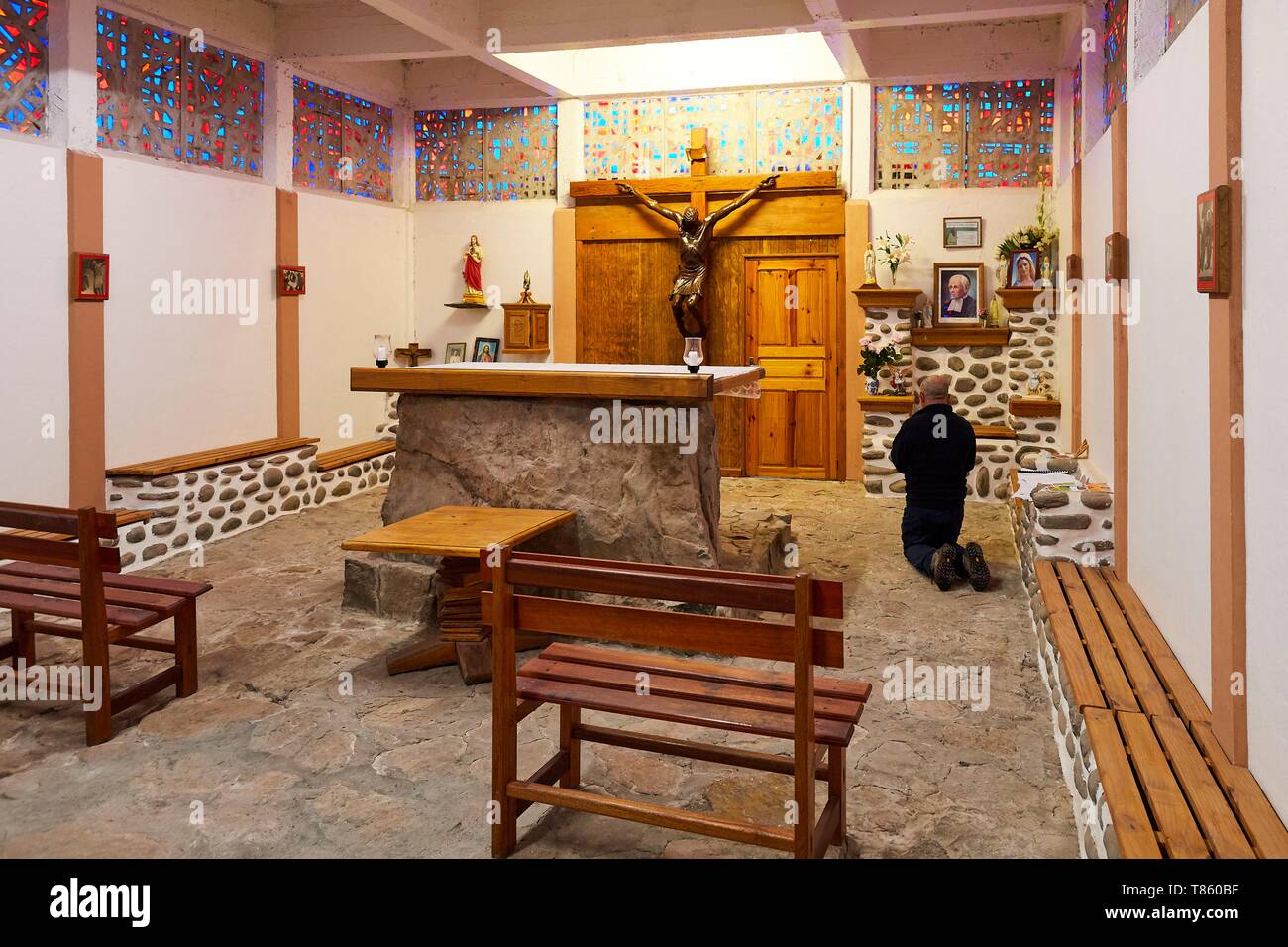 Frankreich, Französische Süd- und Antarktisgebiete (Taaf), Kerguelen, Port-aux-Français, ein Mann der Station betet in der Kirche Notre-Dame-des Vents. Stockfoto