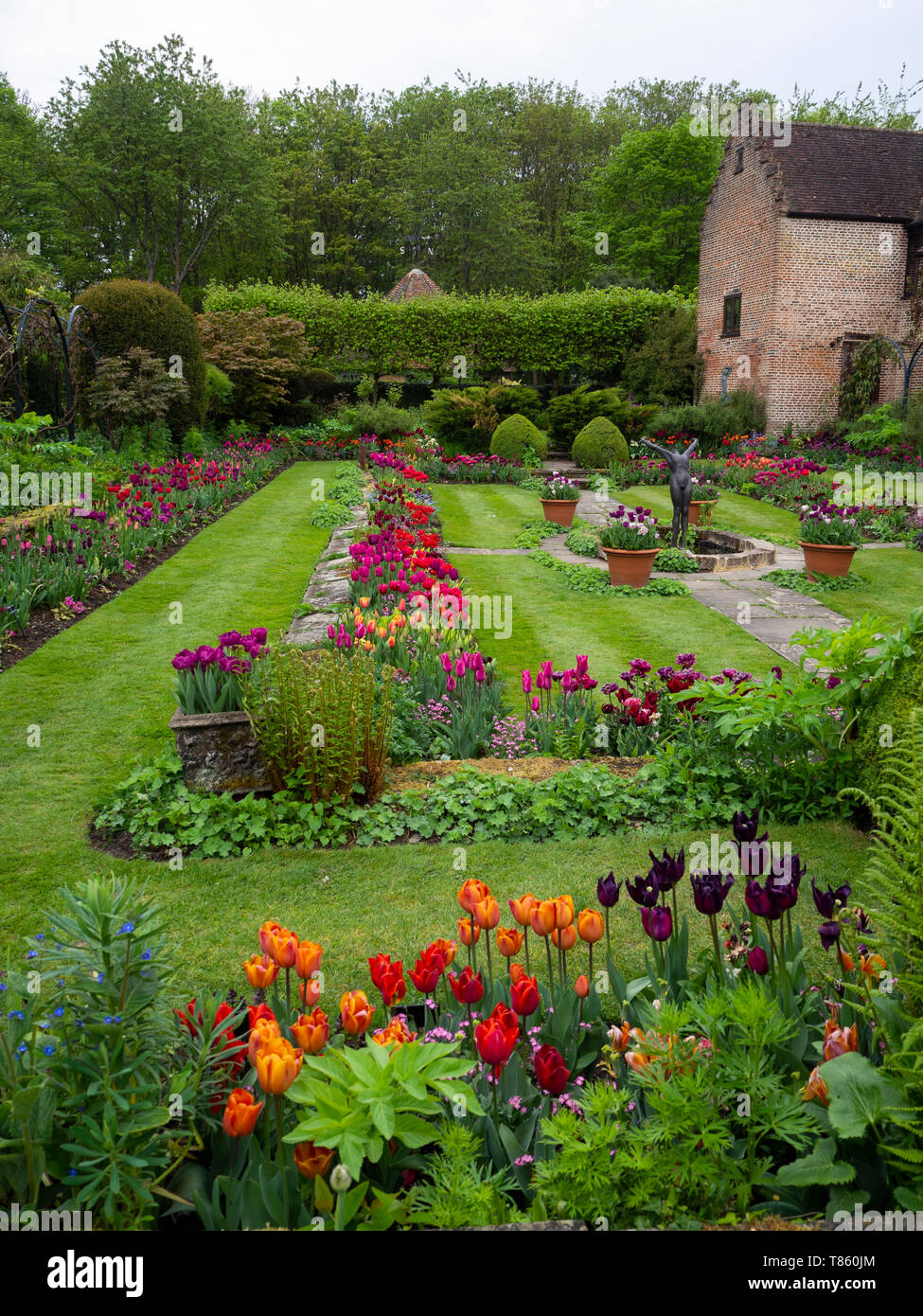 Chenies Manor Versunkenen Garten Mit Pavillon Und Teich Anfang Mai
