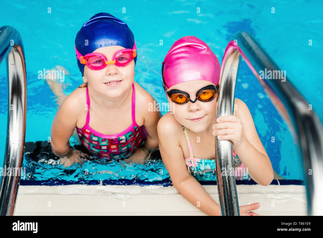 Kleine Mädchen in Schwimmbad Stockfoto