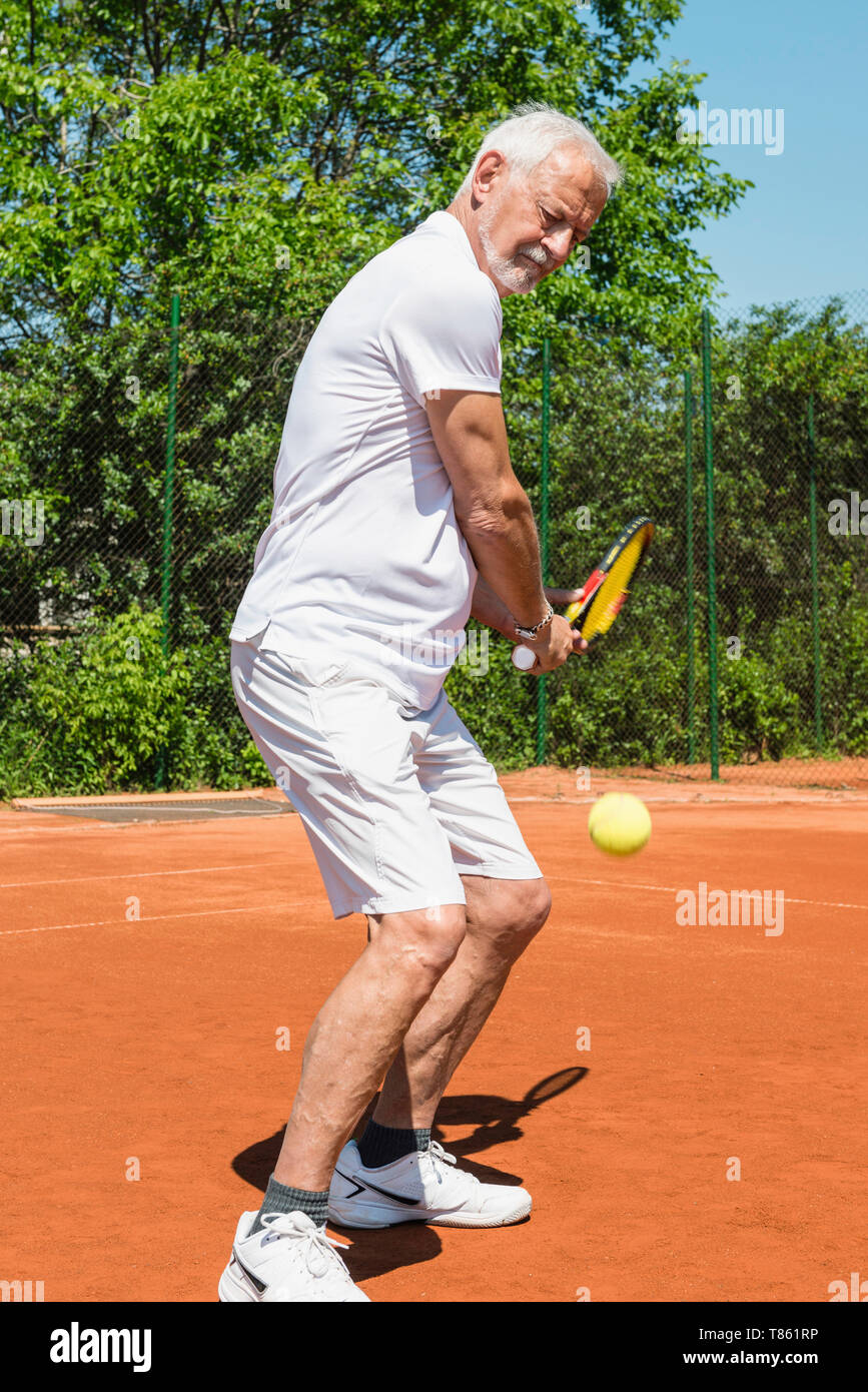 Senior woman Tennis spielen Stockfoto