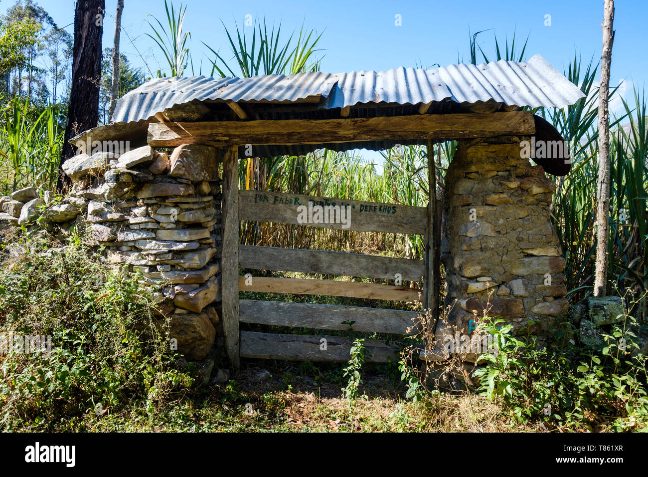 Bauernhof Tür mit einem schriftlichen Legende anspruchsvolle Achtung vor dem Privateigentum, Gocta Wasserfall Wanderung auf der Provinz Chachapoyas, Amazonas Region, Peru gesehen Stockfoto