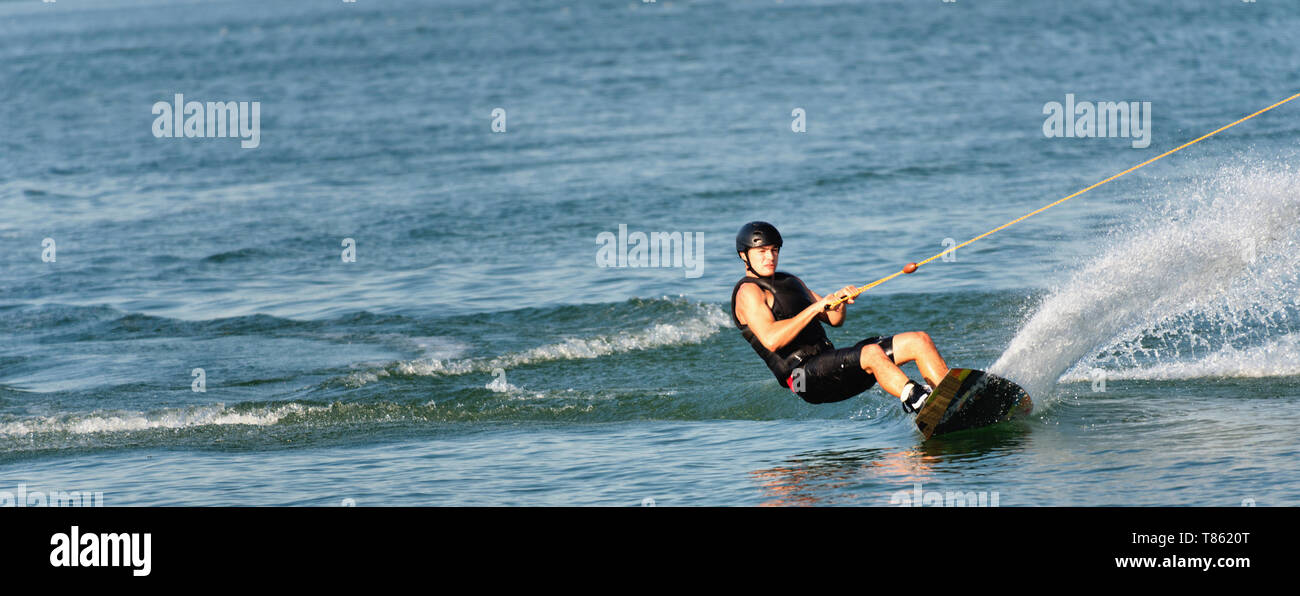 Junger Mann Wakeboarden Stockfoto