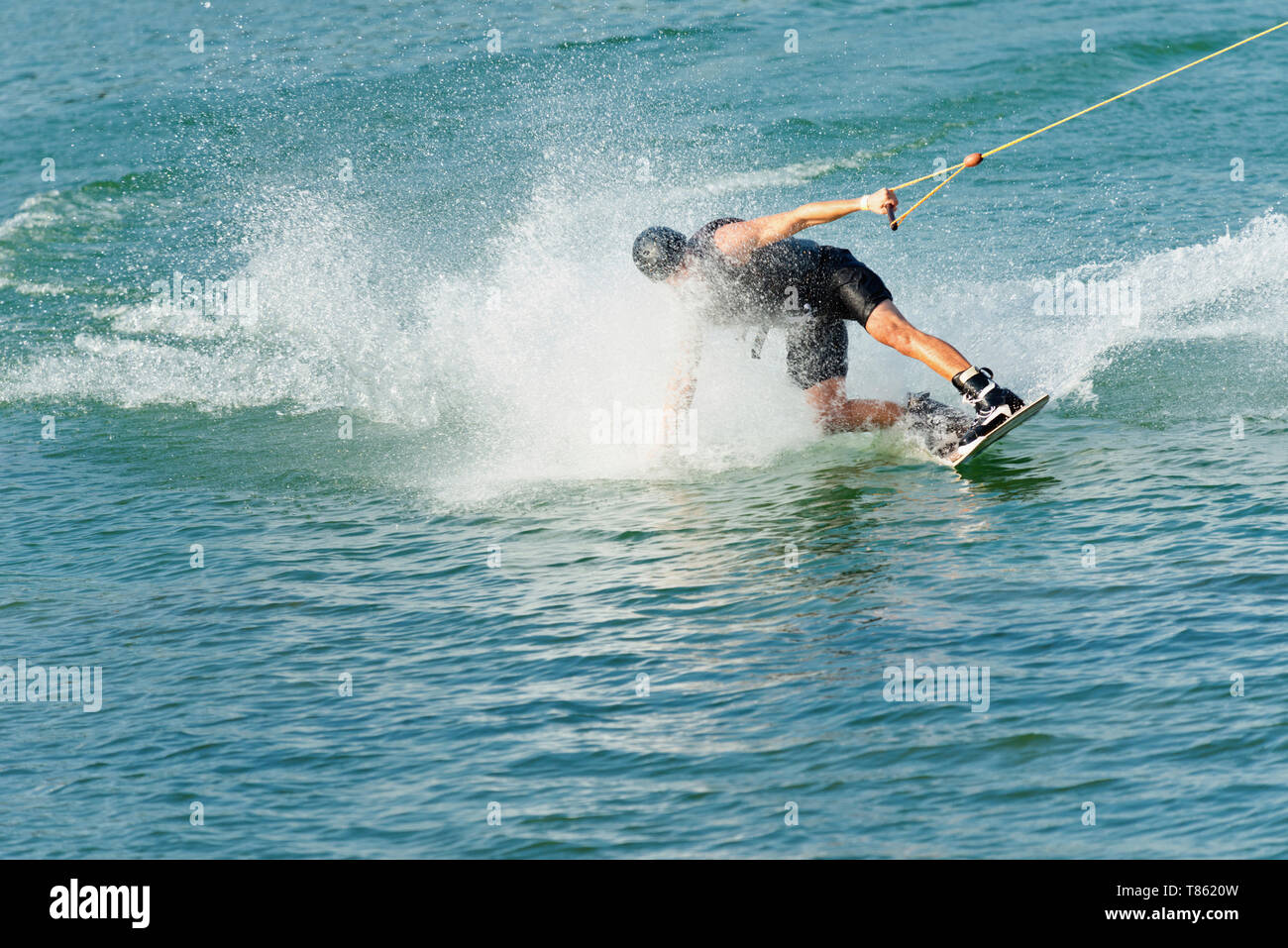 Junger Mann Wakeboarden Stockfoto
