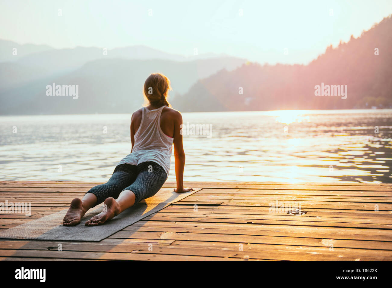 Yoga in den nach oben schauenden Hund Stockfoto