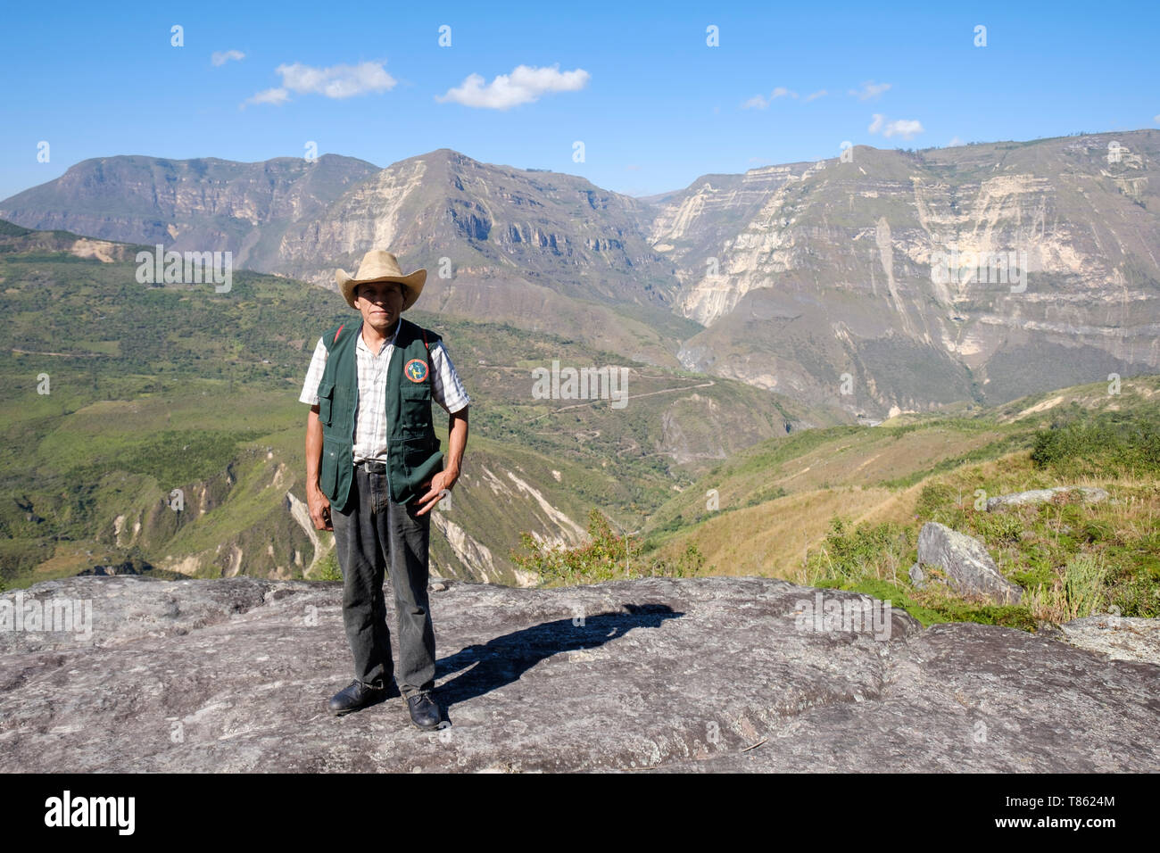 Portrait der lokalen Führer namens Antonio bei der Suche die beeindruckende Landschaft während der gocta Wasserfall Wanderung in der Provinz Chachapoyas, Peru zu bewundern. Stockfoto