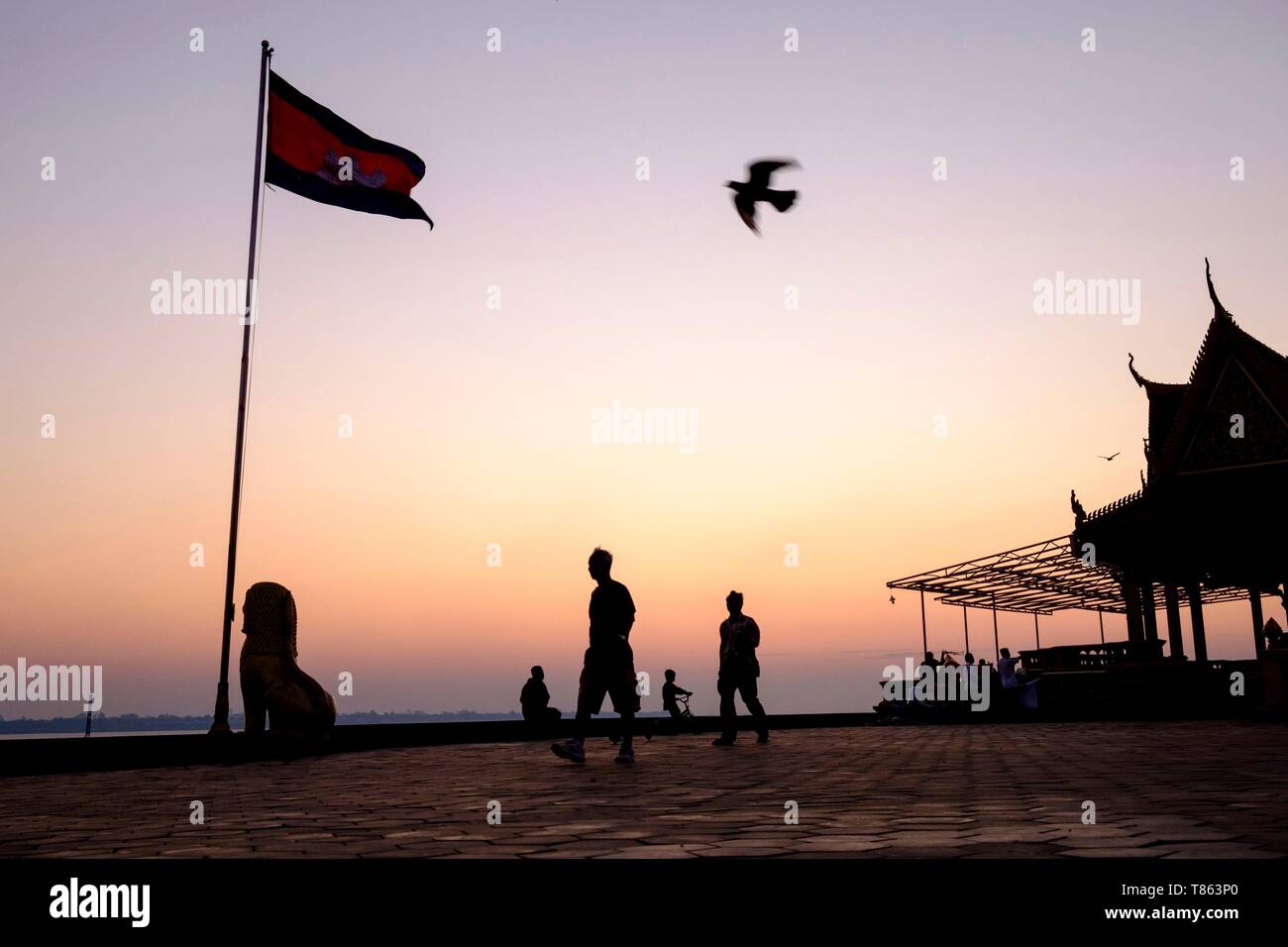 Kambodscha, Phnom Penh, Sisowath Riverline, Bassac River und zu Fuß über vor Königspalast Stockfoto