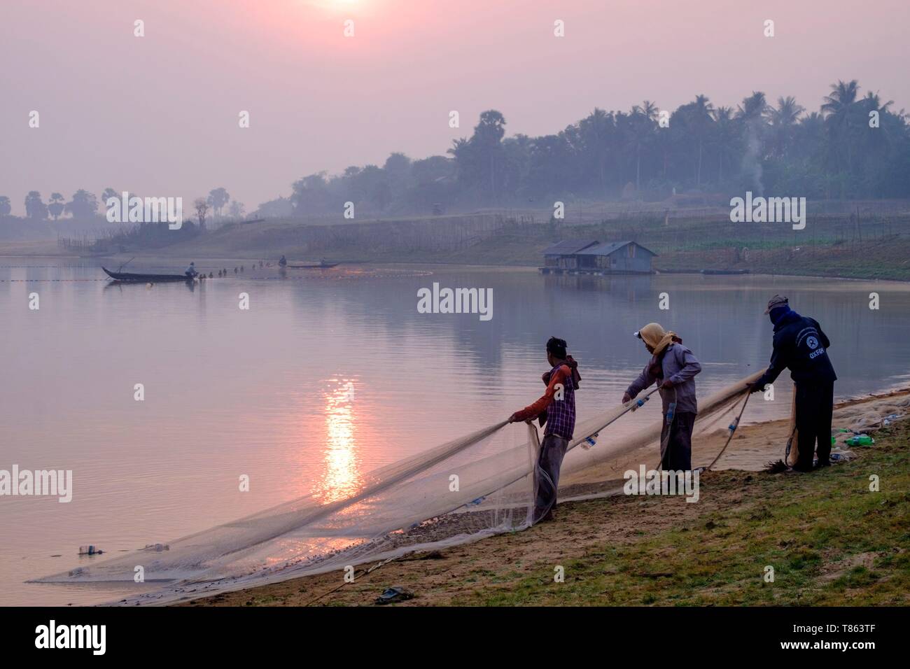 Kambodscha, Provinz Kompong Thom, Kompong Thom oder Kampong Thom, Fischer am Ufer des Flusses Stung Sen Stockfoto