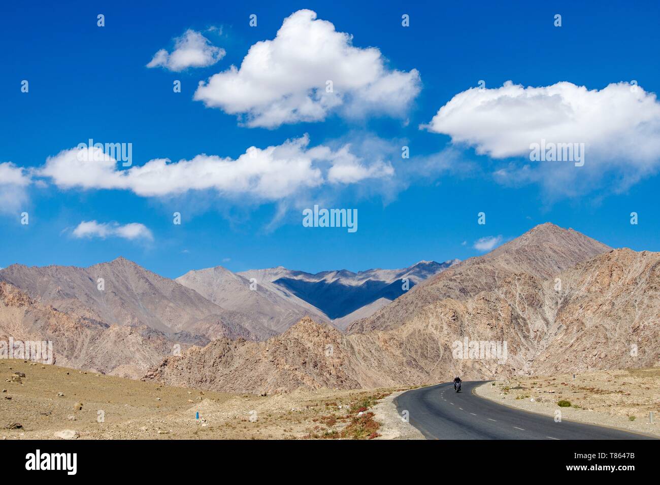 Indien, Bundesstaat Jammu und Kashmir, Himalaya, Ladakh, Motorrad auf der NH1 Straße von Srinagar nach Leh Stockfoto