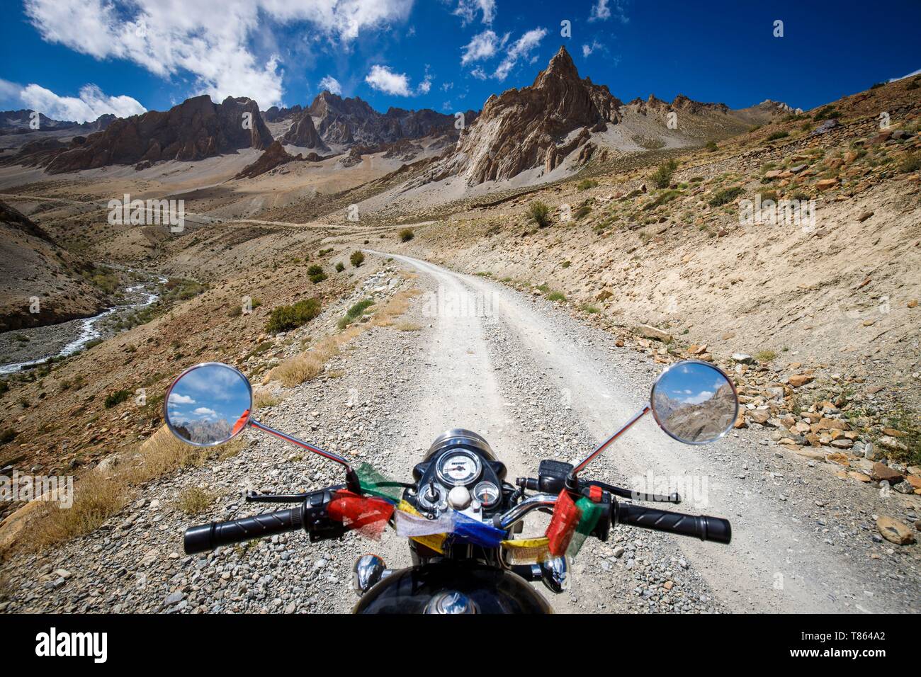 Indien, Bundesstaat Jammu und Kashmir, Himalaya, Ladakh, Zanskar, Hanupatta, Royal Enfield Motorrad 350 cm3 auf der Strecke (4017 m) Der Sisir La Pass (4760 m) in Richtung Photoksar Stockfoto