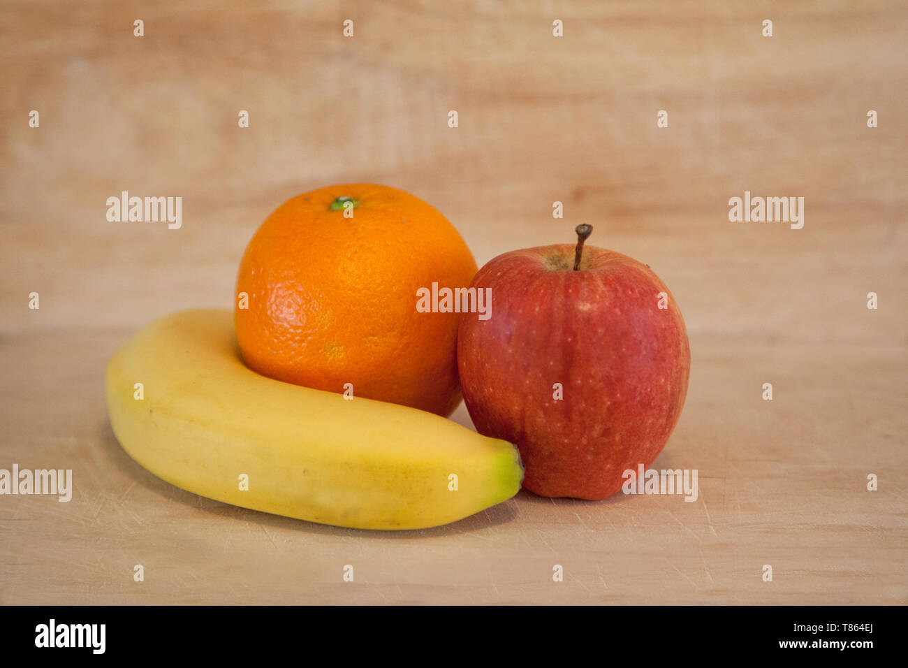 Ein Apfel, Orange und Banane sind eine gesunde Mischung von Snacks Stockfoto