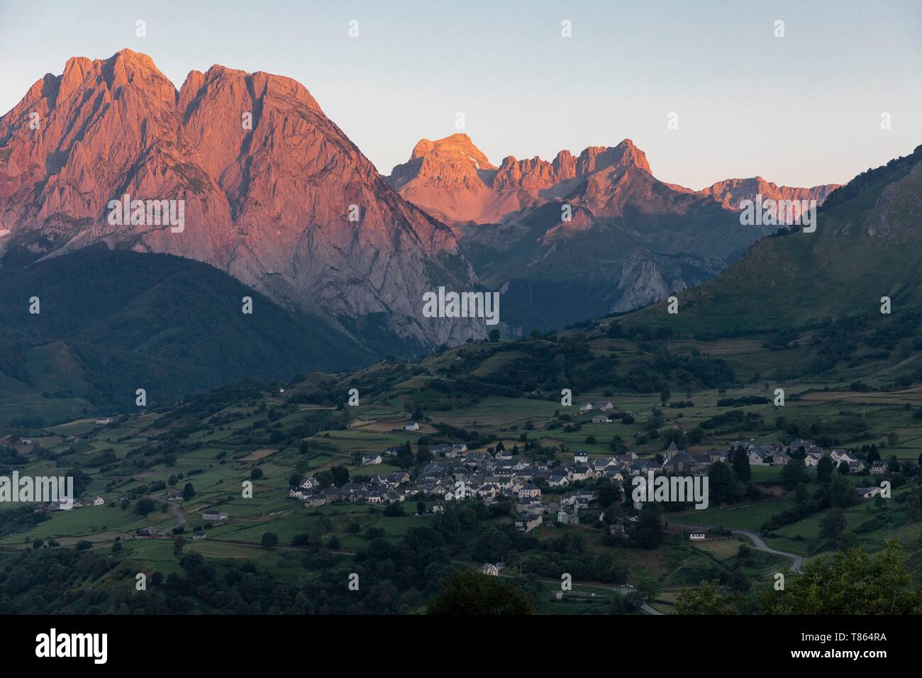 Frankreich, Pyrénées-atlantiques, Lescun, Billare Peak 2115 m und Anie Peak 2504 m, Aspe Tal Stockfoto