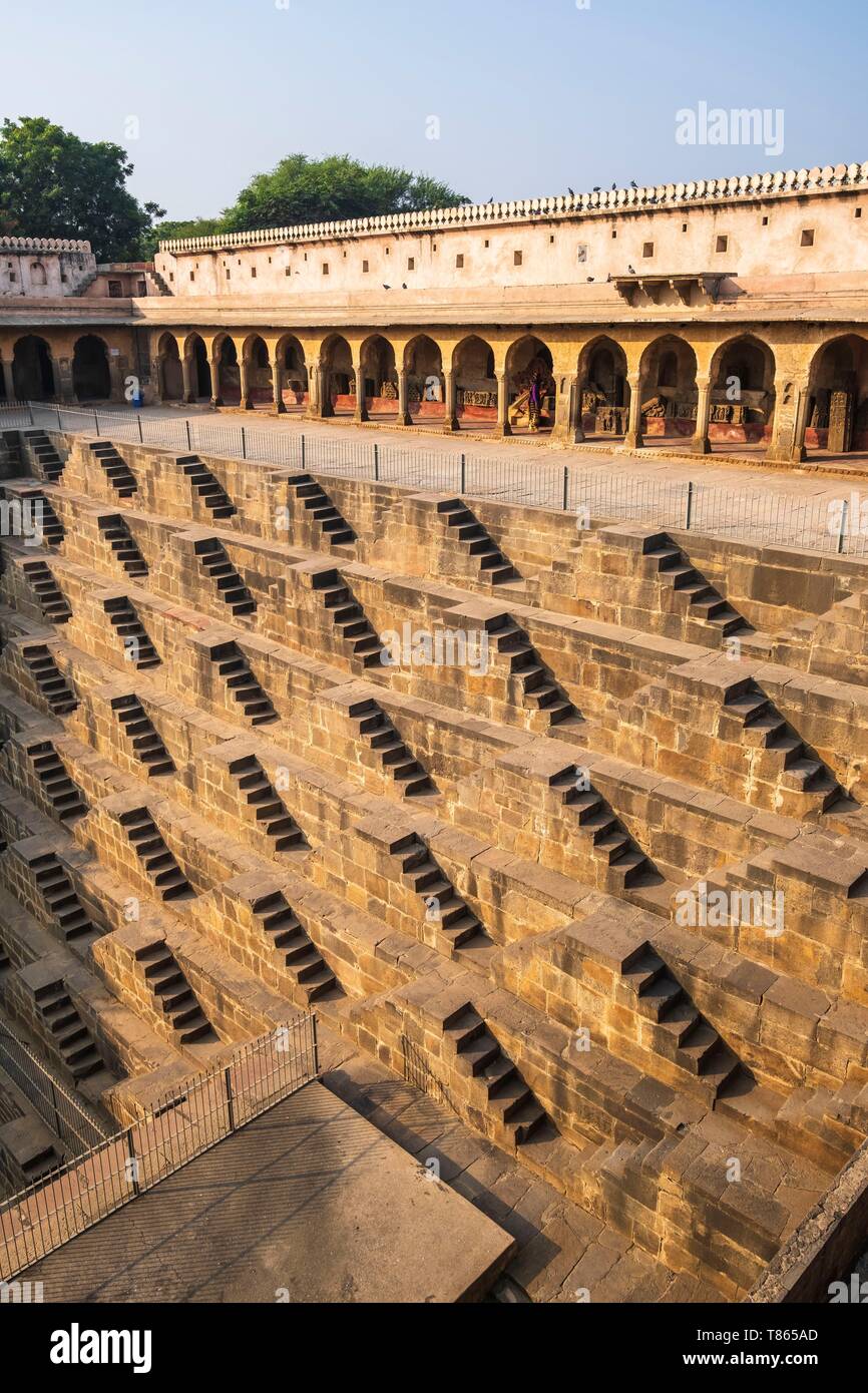 Indien, Rajasthan, Abhaneri, Chand Baori im 8. Jh. gebaut ist einer der größten Stufenabgängen in Indien Stockfoto