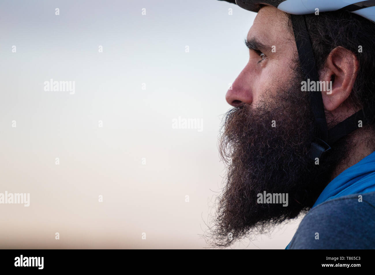 Junge kaukasier bärtiger Mann mit einem Fahrrad Helm Stockfoto
