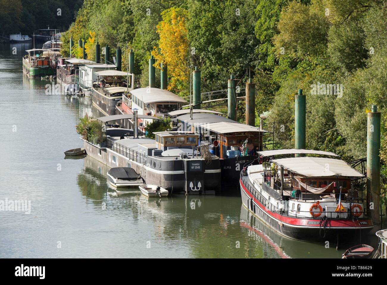 Frankreich, Hauts de Seine, Puteaux, Courbevoie Insel, Hausboote entlang der Seine Stockfoto