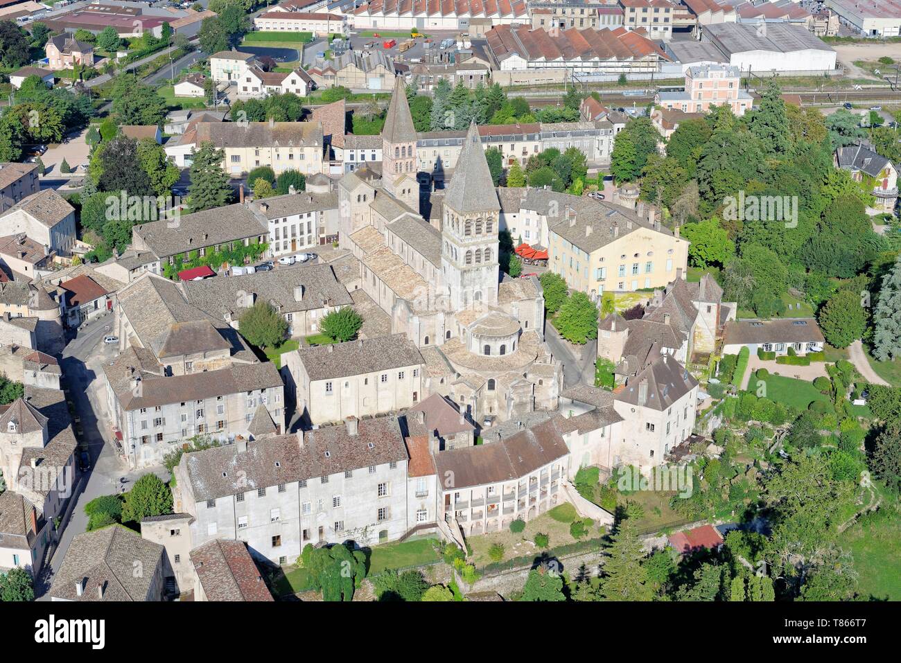 Frankreich, Saone-et-Loire, Tournus, Saône Banken und die alte Abtei im Hintergrund (Luftbild) Stockfoto