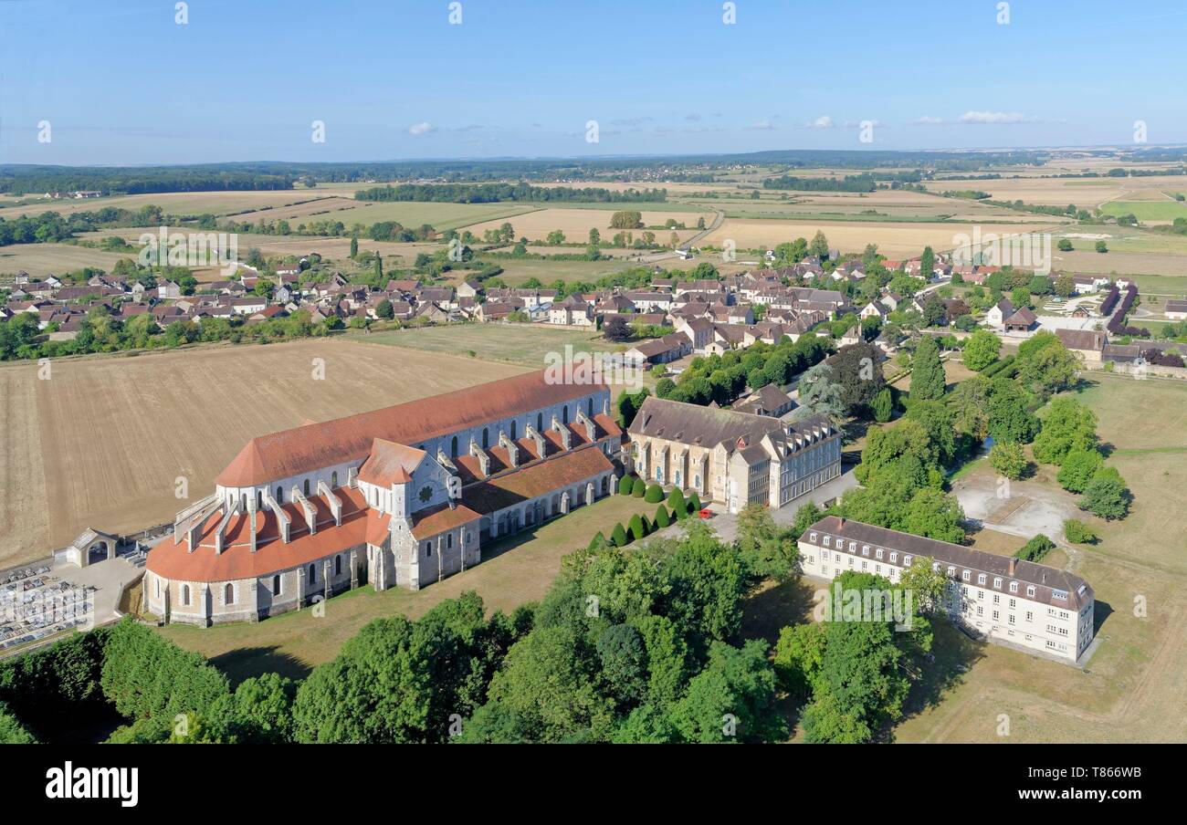 Frankreich, Yonne, Ligny-le-Châtel, der Zisterzienser Abtei von Pontigny (Luftbild) Stockfoto