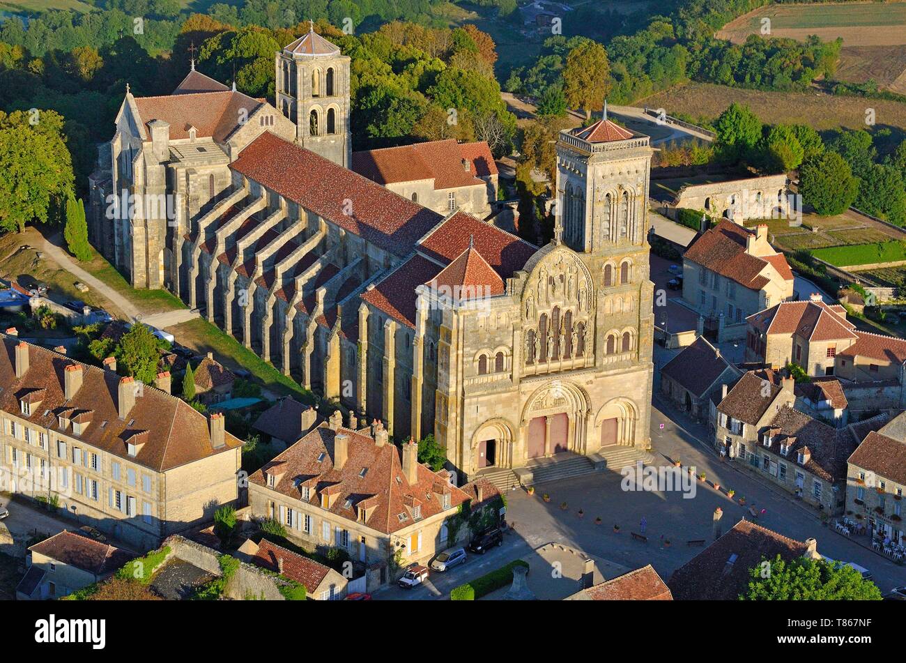 Frankreich, Yonne, Parc Naturel Regional du Morvan (regionalen natürlichen Parks von Morvan), Vezelay, etikettiert, Les Plus Beaux Dörfer de France (die schönsten Dörfer Frankreichs), Vezelay Kirche und Hill, Weltkulturerbe der UNESCO, Sainte Madeleine Basilica (Luftbild) Stockfoto