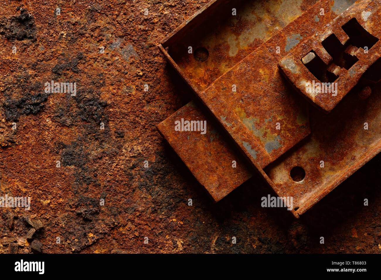 Hintergründe und Texturen: Alte kaputte korrodierte safe Lock auf rauen Rusty Hintergrund Stockfoto