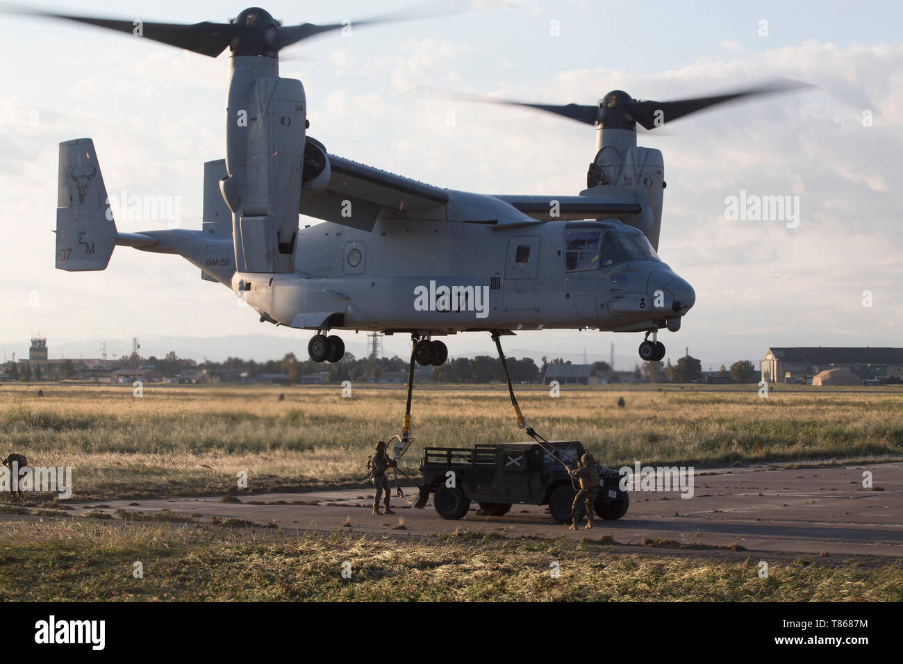 Us-Marines mit speziellen Zweck Marine Air-Ground Task Force-Crisis Response-Africa 19.2, Marine Kräfte in Europa und in Afrika, die Durchführung der externen Heben Ausbildung bei Naval Air Station Sigonella, Italien, 1. Mai 2019. SPMAGTF-CR-AF ist eingesetzt Krise - Reaktion und Theater zu leiten - Security Operations in Afrika und die Förderung der regionalen Stabilität durch die Durchführung von militärischen Übungen in ganz Europa und Afrika. (U.S. Marine Corps Foto: Staff Sgt. Mark E. Morrow jr.) Stockfoto