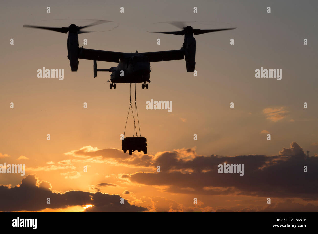Ein U.S. Marine Corps MV-22 B Osprey mit speziellen Zweck Marine Air-Ground Task Force-Crisis Response-Africa 19.2, Marine Kräfte in Europa und in Afrika, Aufzüge ein Humvee während der Externen - Ausbildung bei Naval Air Station Sigonella, Italien, 1. Mai 2019. SPMAGTF-CR-AF ist eingesetzt Krise - Reaktion und Theater zu leiten - Security Operations in Afrika und die Förderung der regionalen Stabilität durch die Durchführung von militärischen Übungen in ganz Europa und Afrika. (U.S. Marine Corps Foto: Staff Sgt. Mark E. Morrow jr.) Stockfoto