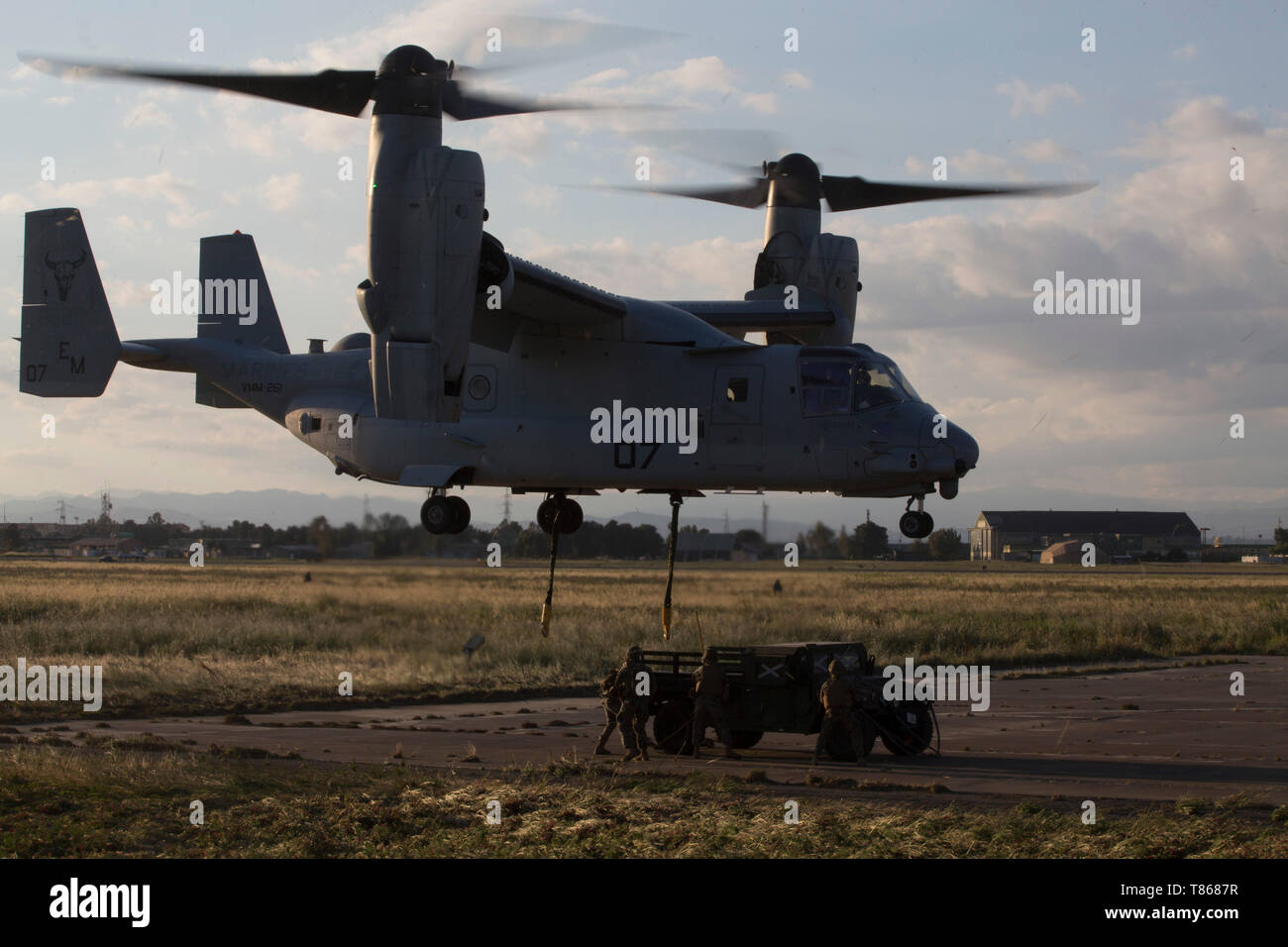 Us-Marines mit speziellen Zweck Marine Air-Ground Task Force-Crisis Response-Africa 19.2, Marine Kräfte in Europa und in Afrika, die Durchführung der externen Heben Ausbildung bei Naval Air Station Sigonella, Italien, 1. Mai 2019. SPMAGTF-CR-AF ist eingesetzt Krise - Reaktion und Theater zu leiten - Security Operations in Afrika und die Förderung der regionalen Stabilität durch die Durchführung von militärischen Übungen in ganz Europa und Afrika. (U.S. Marine Corps Foto: Staff Sgt. Mark E. Morrow jr.) Stockfoto