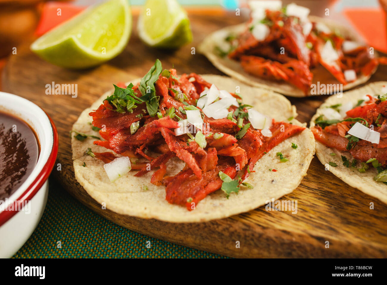 Tacos al pastor essen -Fotos und -Bildmaterial in hoher Auflösung – Alamy