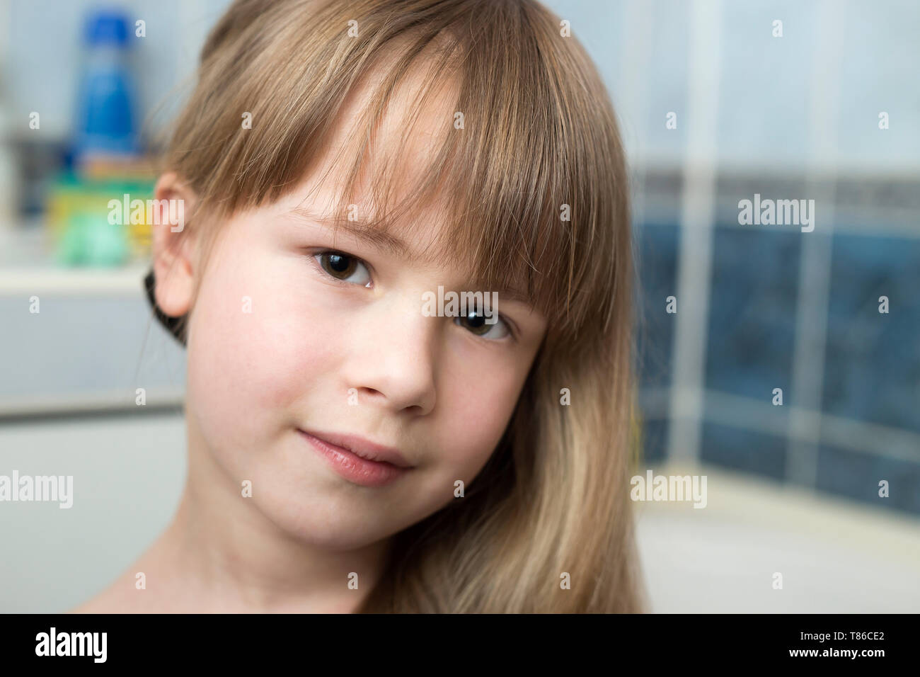 Hubsches Madchen Gesicht Portrait Kind Mit Schonen Augen Und Lange Blonde Haare Nass Auf Unscharfen Hintergrund Von Bad Stockfotografie Alamy
