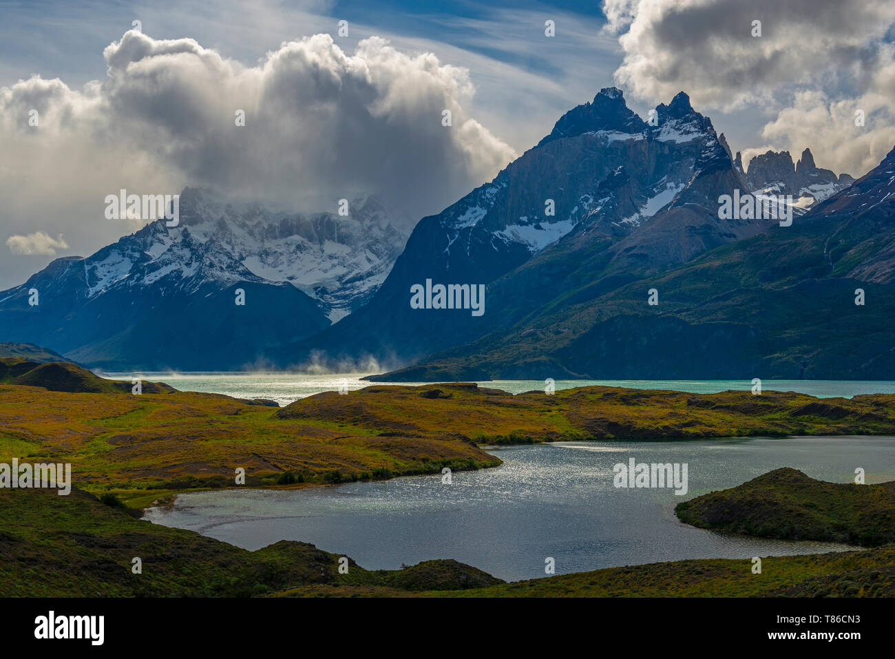 Landschaft von Nordenskjold und Pehoe See, die Cuernos Del Paine Anden Gipfel im Nationalpark Torres del Paine, Puerto Natales, Patagonien, Chile. Stockfoto