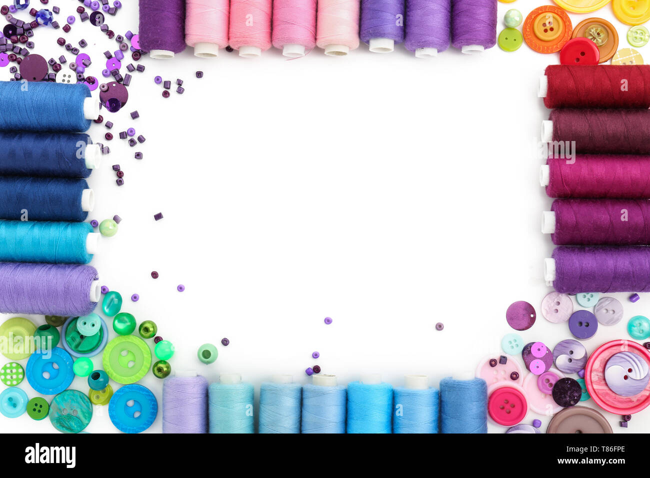 Komposition mit Nähgarne und Schaltflächen auf weißem Hintergrund Stockfoto