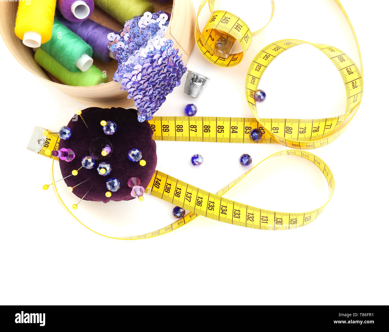Farbe Threads mit Maßband und Nähzubehör auf weißem Hintergrund Stockfoto