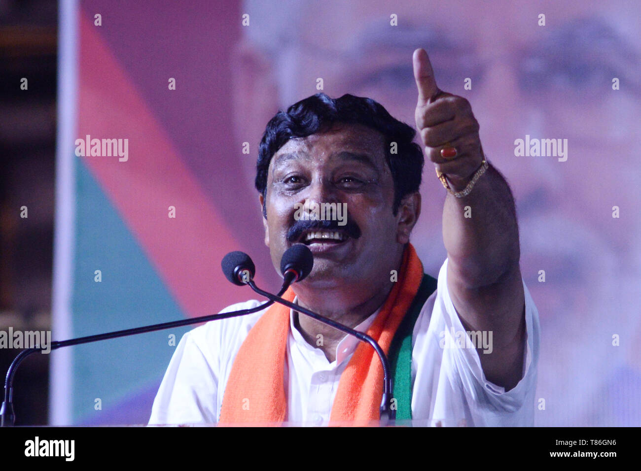 Kolkata, Indien. 10. Mai, 2019. Bharatiya Janta Party oder B.J.P Kandidat für North Kolkata Lok Sabha Wahlkreis Rahul Sinha grüßt seine Partei Aktivist im Wahlkampf vor der Lok Sabha Umfrage. Credit: Saikat Paul/Pacific Press/Alamy leben Nachrichten Stockfoto