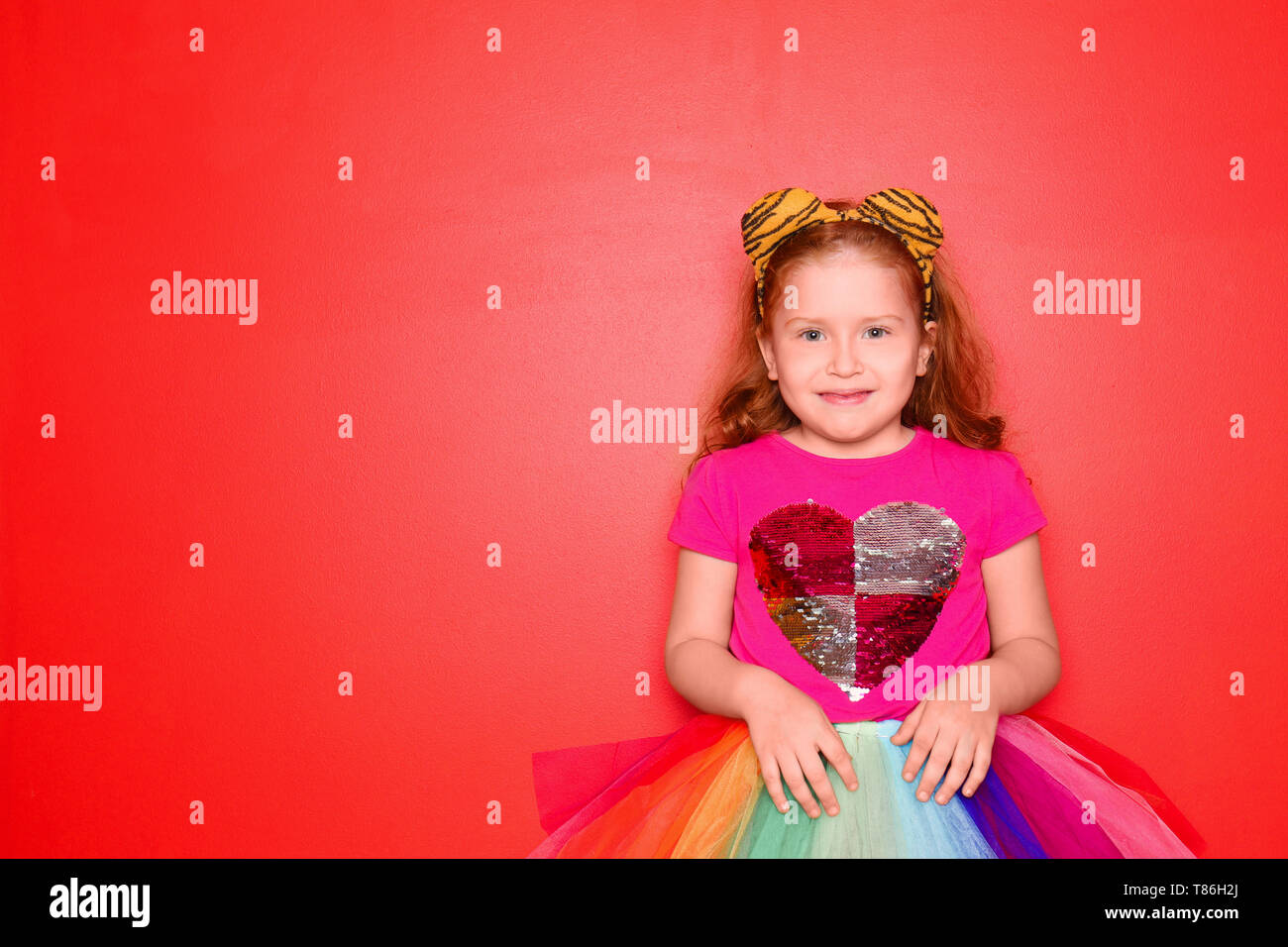 Süße kleine Mädchen mit festliche Kleidung auf farbigen Hintergrund.  Geburtstag Feier Stockfotografie - Alamy