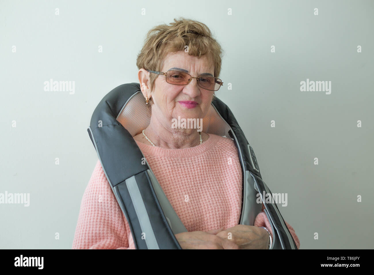 Ältere Menschen kaukasischen Frau Massagegerät gerät Schultern portrait Stockfoto