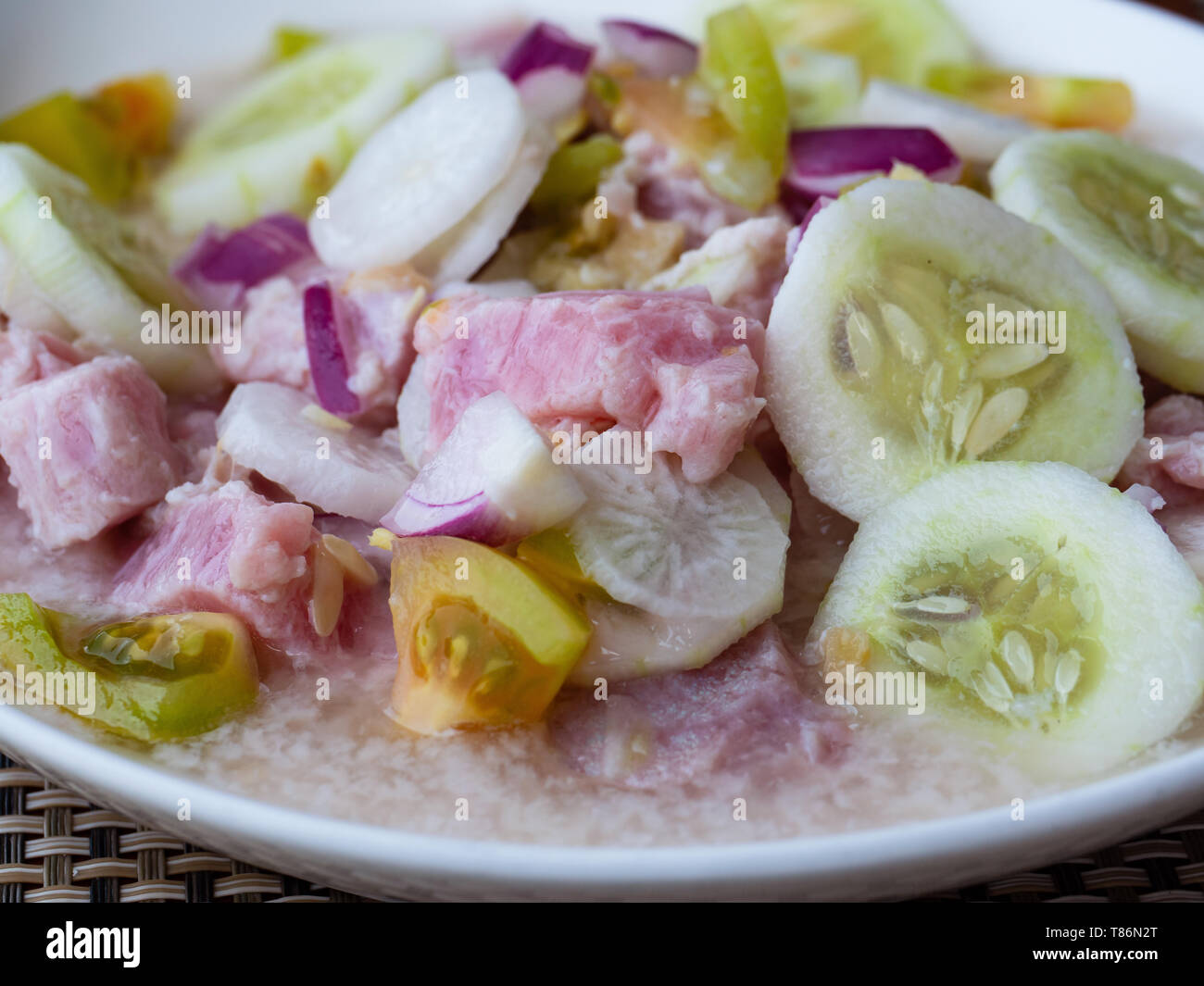 Kinilaw na Thunfisch, eine traditionelle philippinische Gericht. Kinilaw ist mit rohem Thunfisch oder andere Fische durch Zugabe von Essig oder sauren Fruchtsäften zu denaturieren, die bereit Stockfoto