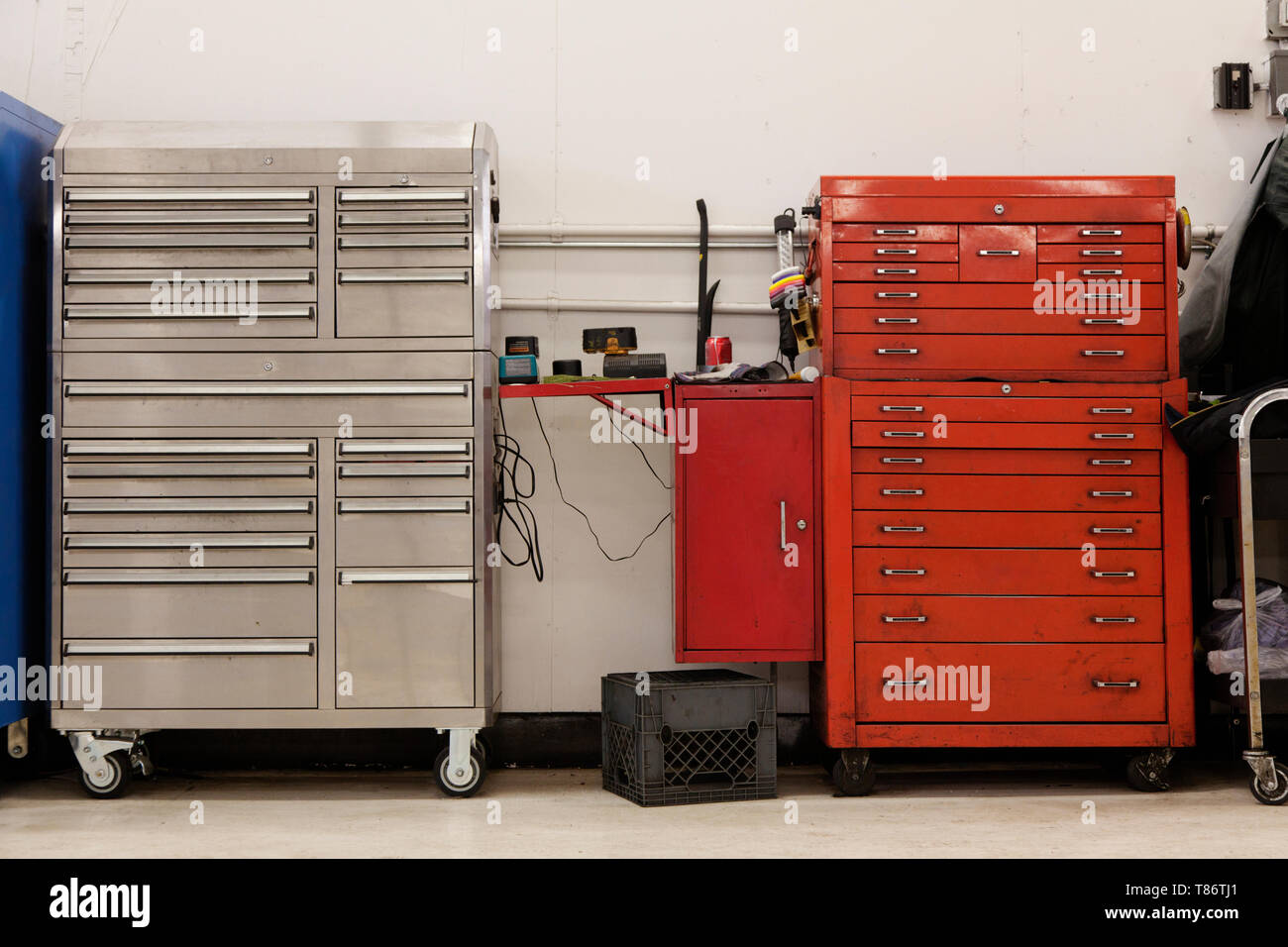 Werkzeug-Kisten In einer Kfz Werkstatt Stockfotografie - Alamy