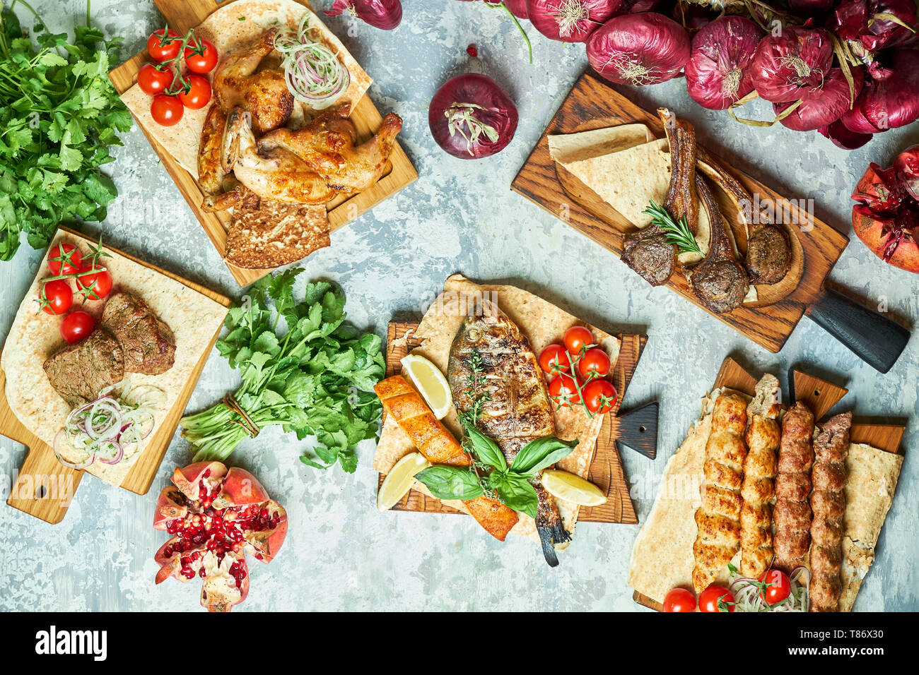 Platten von Fleisch mit Grill Stockfoto