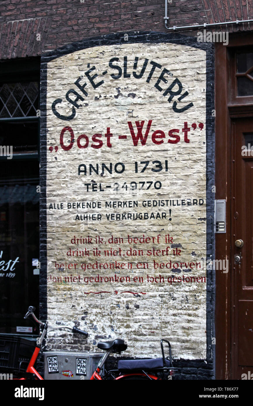 'Alle bekannten Marken von Spirituosen hier" - die Werbung auf die Hauswand gemalt in Amsterdam, Niederlande Stockfoto