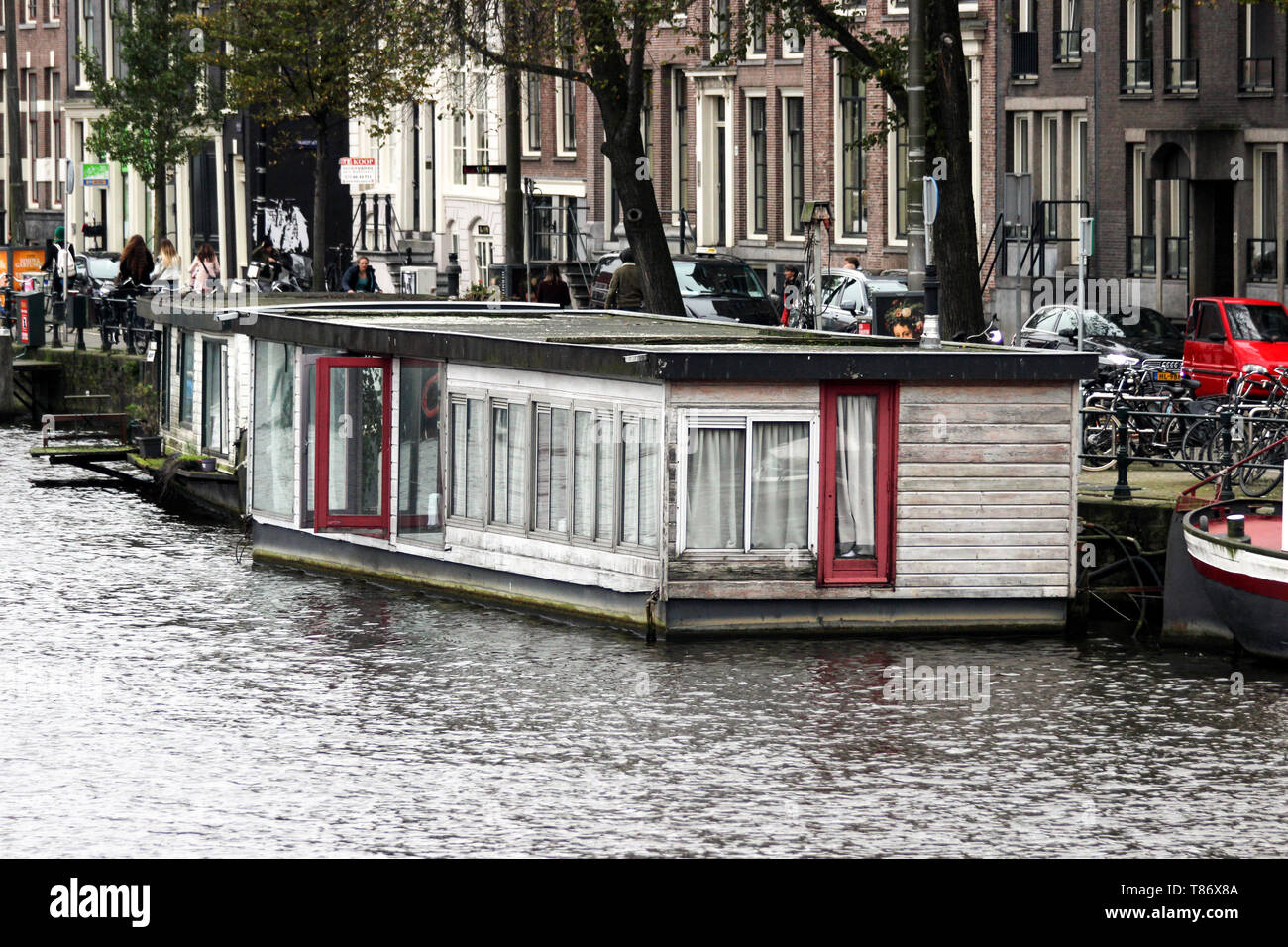 Traditionelle Amsterdamer Hausboot Stockfoto
