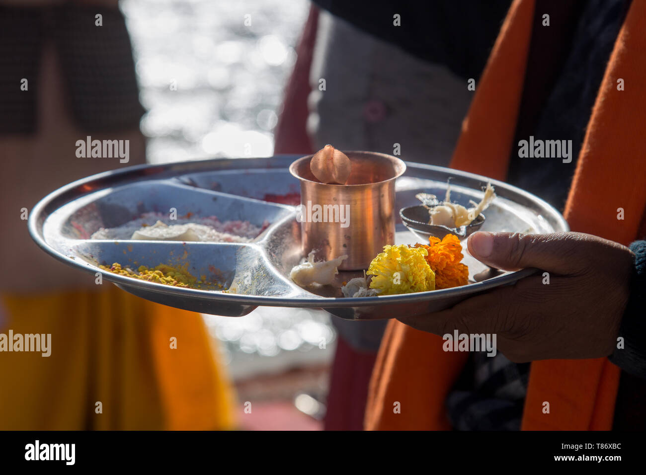 Nahaufnahme des Hindu Priester Hand pooja thali in der Hand Stockfoto
