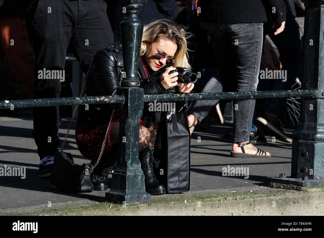 Tourist, der ein Bild von Oudezijds Achterburgwal Kanal in Amsterdam, Niederlande Stockfoto