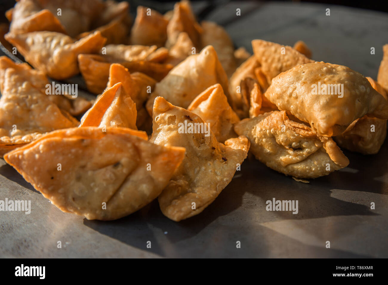 In der Nähe von frischem Samosas in der Straße Stockfoto