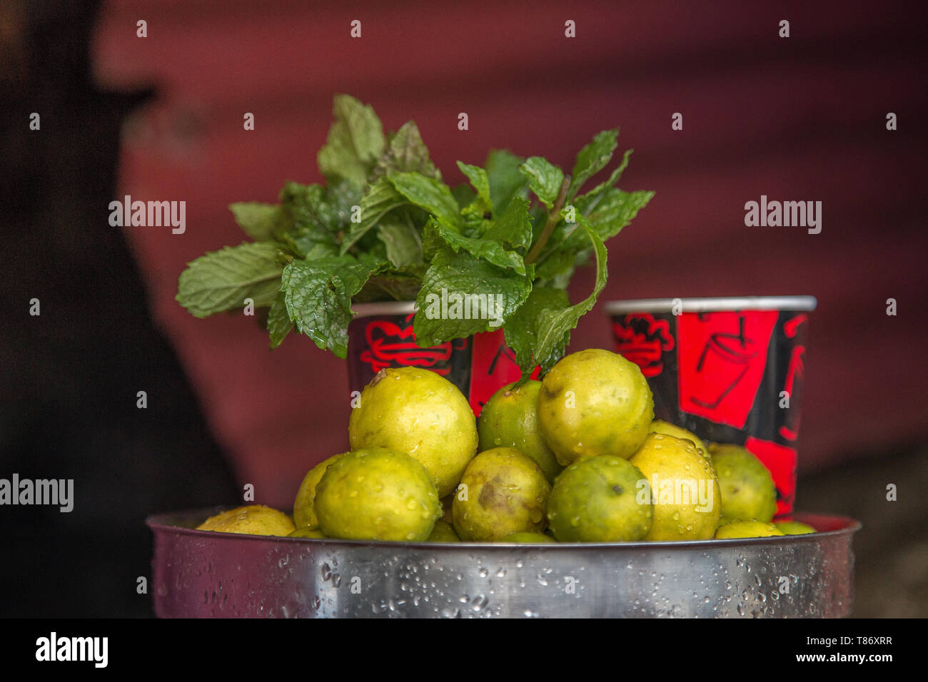 Zitrone und Minze Saft wird auf kleine Gläser auf indischen Straßen verkauft. Stockfoto
