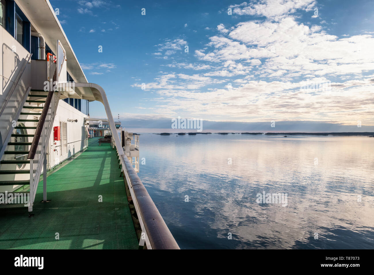 Malerische Meer Landschaft mit Reflexion und sonnigen Tag am Schiff Deck im Golf von Finnland Stockfoto