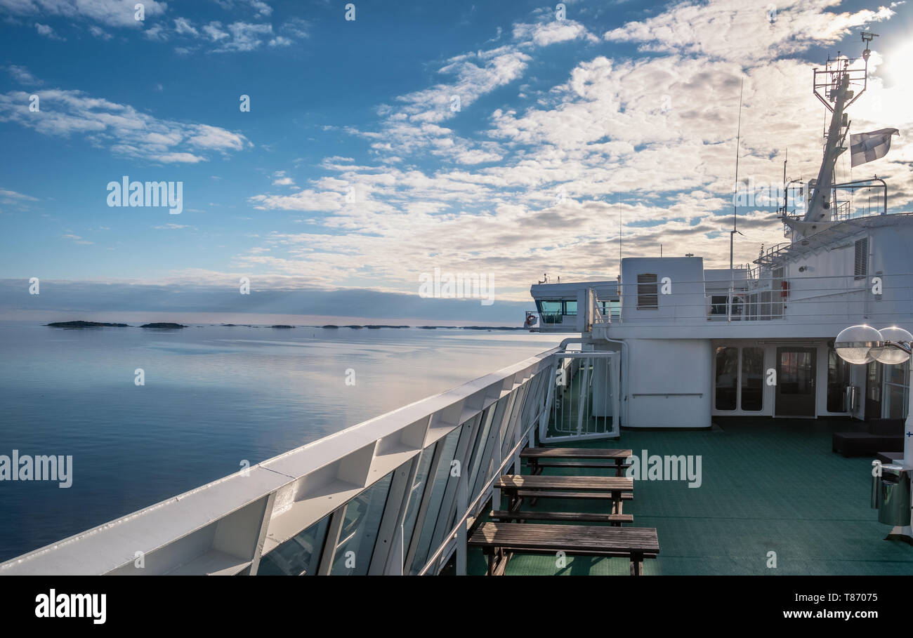 Malerische Meer Landschaft mit Reflexion und sonnigen Tag am Schiff Deck im Golf von Finnland Stockfoto