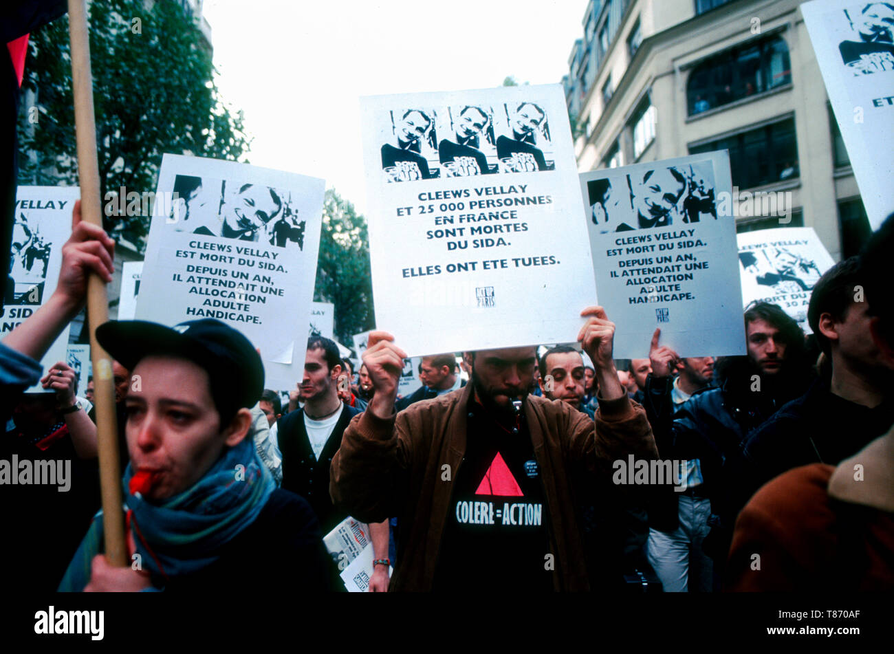 Paris, Frankreich - traurige Masse AIDS-Aktivisten von Act Up Paris Marching in Funeral Prozession des ehemaligen Verbands Präsident, Cleews Vellay, 26. Oktober 1994, mit Protestschildern auf der Straße, ACT up Poster Stockfoto