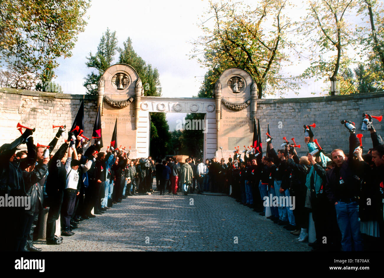 Paris, Frankreich - AIDS-Aktivisten von Act Up Paris marschieren im Trauerzug der ehemaligen Verbindung Präsident, Cleews Vellay, 26. Oktober 1994 Stockfoto