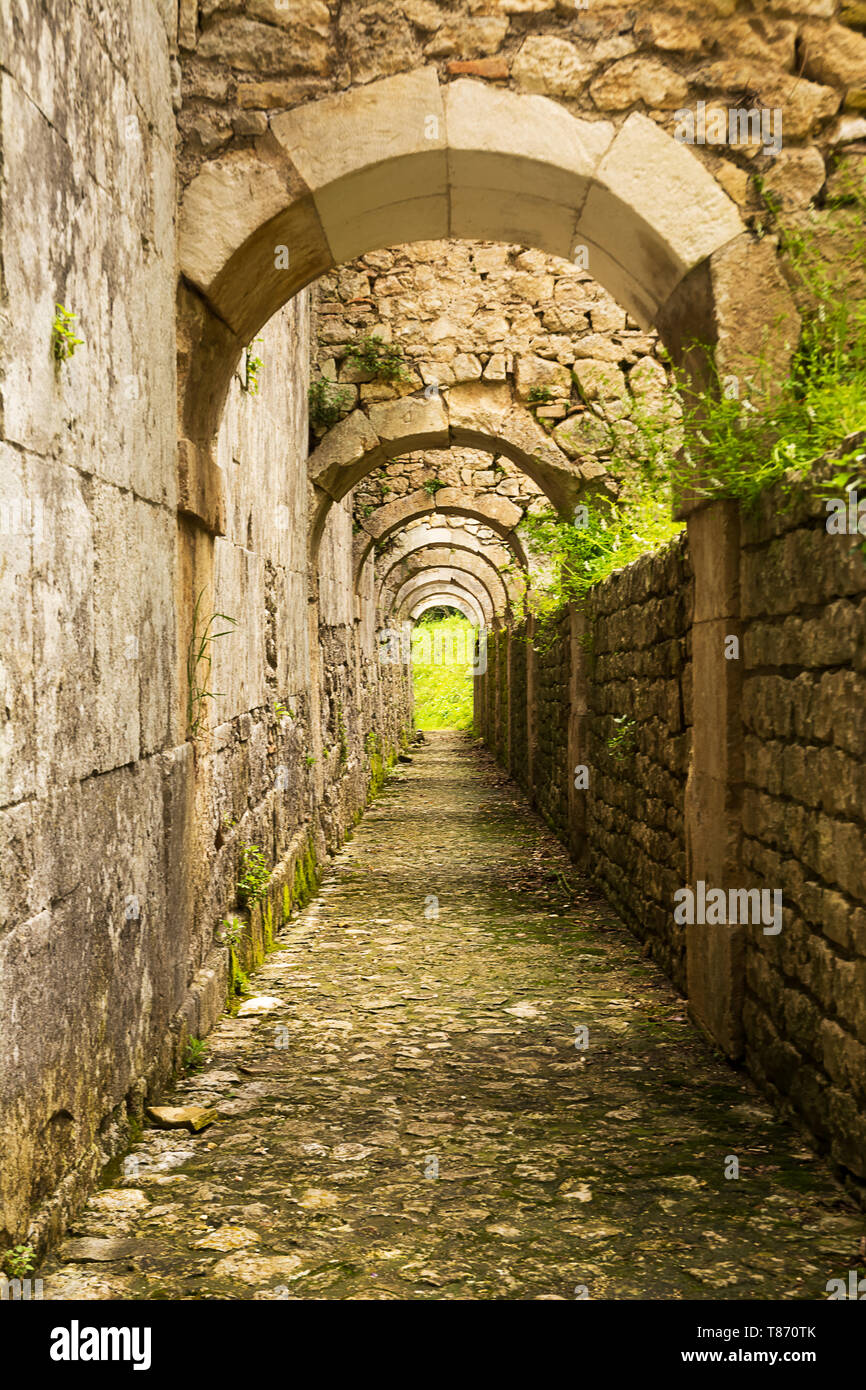 Anzeigen unter dem seitlichen Strebepfeiler der alten Abtei von San Liberatore a Majella, in den Abruzzen (Italien) Stockfoto