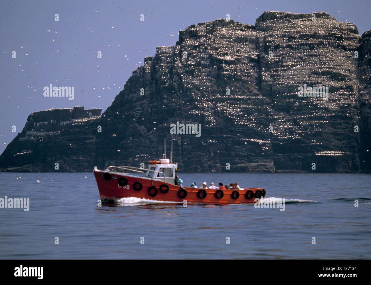 Kleines Fischerboot auf den wilden Atlantik, Skellig Michael, County Kerry, Irland, Stockfoto
