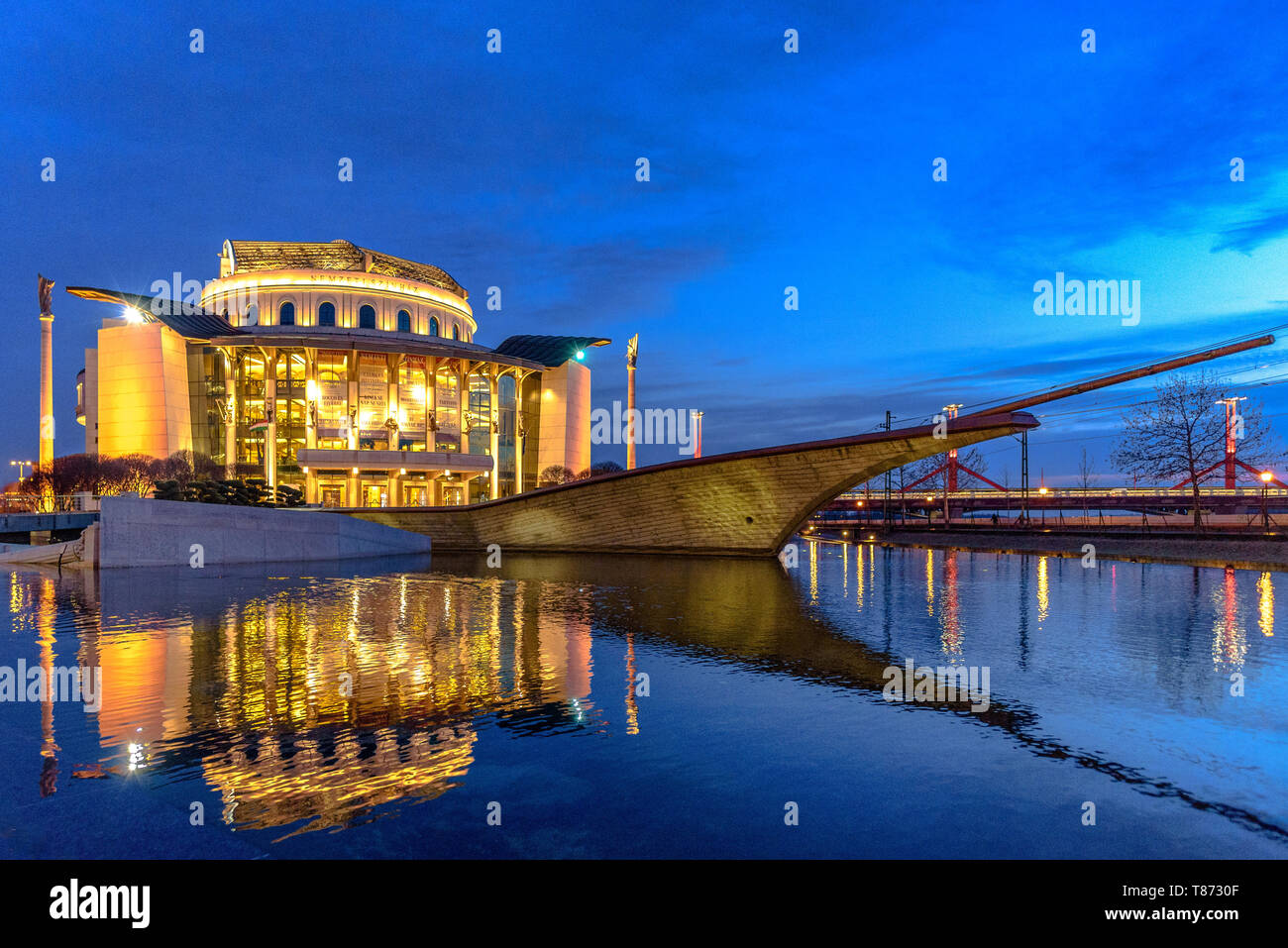 Die Ungarische Nationale Theater an der blauen Stunde in einem Pool Stockfoto