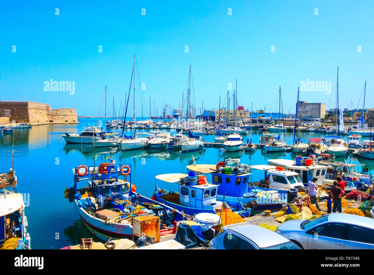 Heraklion, Griechenland - 27. April 2019: Insel Kreta alter Hafen mit Fischerbooten und venezianische Festung Rocca Al Mare Stockfoto